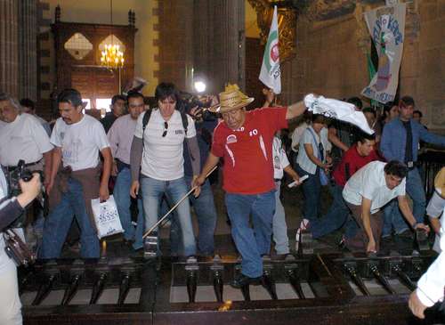 manifestantes-zurdos-en-catedral-de-mejico.jpg