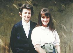 Asesinada en ritual satanico (a la izquierda)