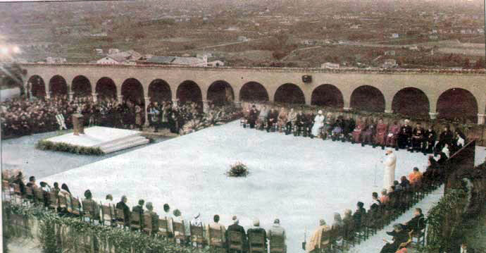 Todos en un patio al aire libre, en igualdad de condiciones. Reunidos en torno a un rosal florecido