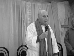 El jesuita no ve diferencias entre los santos verdaderos y la "santeria" barata y popular