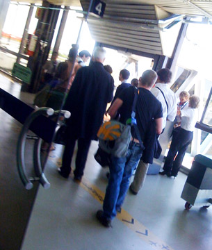 Acosado por la prensa que no creyó al vocero de la FSSPX quien dijo que ya se había ido