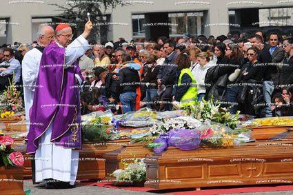 2009-04-10-funeral-05