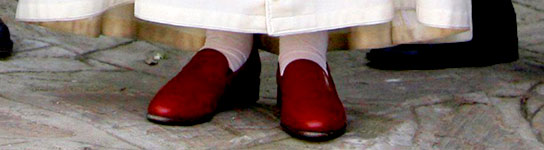 Se iba a descalzar reconociendo "lo santo del lugar". Dios nos libre