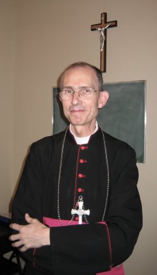 Bernard Tissier de Mallerais, biógrafo del maestro, Mgr Lefebvre, es considerado como “el intelectual” del grupo, y aparece como el que tiene una línea dura asumida. 