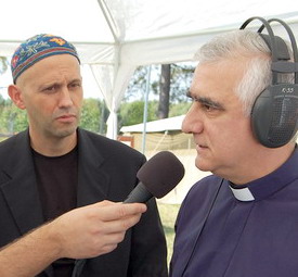 Con estos abispos claudicantes y amigo de judíos... preferimos la gripe porcina