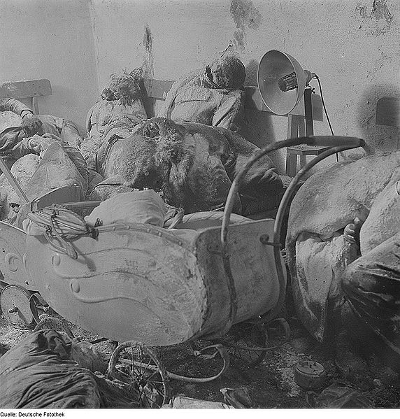 Dresden_Mutter_über_dem_Kinderwagen_ihrer_Zwillinge_im_Tode_