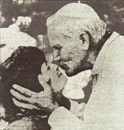 131_Kissing Pope01
