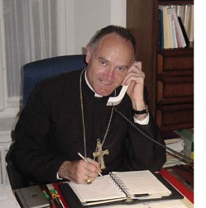 "Está bien así... Naaaa... Nadie se va a dar cuenta... Pone así: Nuestra Santa Iglesia..."