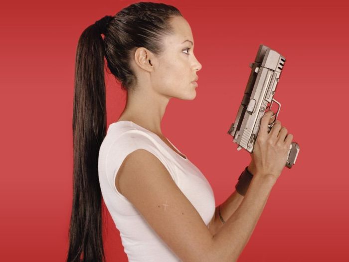 angelina-jolie-with-guns