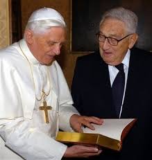 Ratzinger y uno de los "operadores políticos del Anticristo" más conocido: Henry Kissinger, quien fue presentado como "asesor" de Benedicto XVI