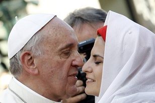 FRANCIS DISIMULABA MUY BIEN SU PREOCUPACIÓN PARA QUE NADIE SOSPECHARA...