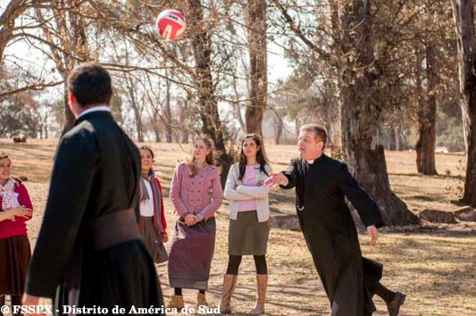 ENTONCES... SIGAMOS TRANQUILOS JUGANDO...