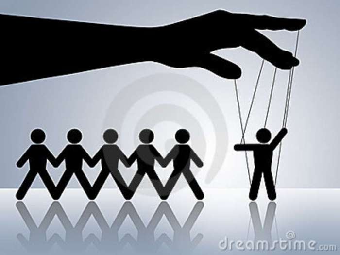 marioneta-en-la-manipulación-de-cadena-bajo-control-17807662