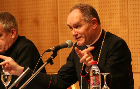 A la Tradición en la Iglesia... no, no... A la Tradición de la Iglesia... no, tampoco... A la Tradición en la Iglesia... mmmm... no... mejor pongamos....