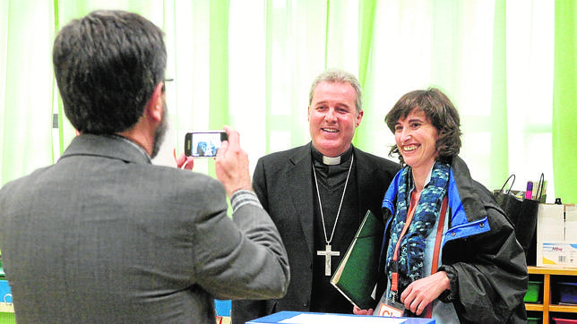 efe - El obispo de Bilbao, Mario Iceta, se ha fotografiado con sus feligreses cuando presidía su mesa electoral 