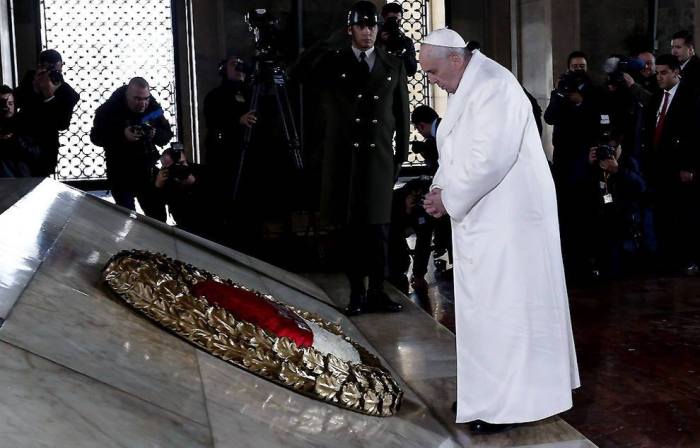 Honró al genocida Kemal Ataturk, como lo hiciera su predecesor Ratzinger