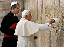 12) Venenito XVI en el Muro de los Lamentos