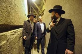 Russian President Vladimir Putin (2nd R) visits the Western Wall tunnels in Jerusalem's Old City June 26, 2012.  REUTERS/Alexsey Druginyn/RIA Novosti/Pool (JERUSALEM - Tags: POLITICS) THIS IMAGE HAS BEEN SUPPLIED BY A THIRD PARTY. IT IS DISTRIBUTED, EXACTLY AS RECEIVED BY REUTERS, AS A SERVICE TO CLIENTS