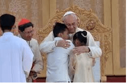 Bergoglio abraza