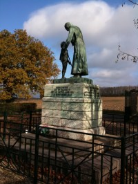 monumento del el encuentro. Me has enseñado el camino de Ars, yo te enseñaré el camino del cielo