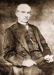 3) Sentado, de civil