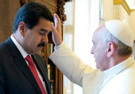 bergoglio-bendice-a-maduro