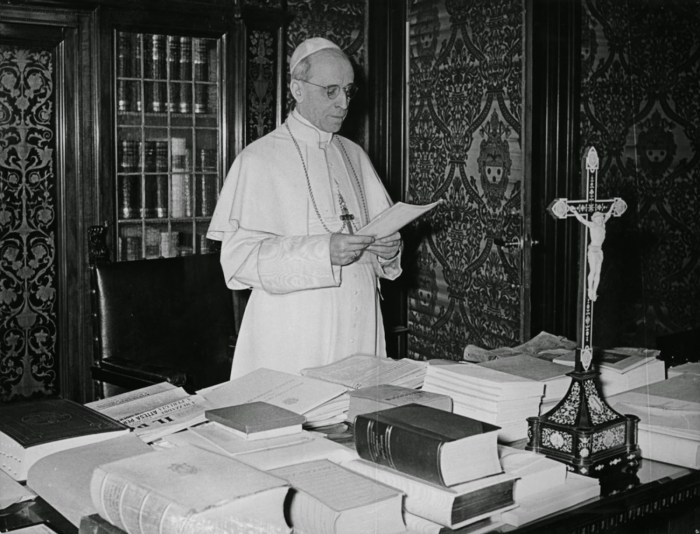 pio-xii-en-su-despacho.jpg