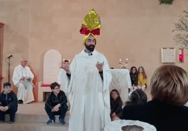 easter-egg-hat-priest-lecce-2019-640x444.png