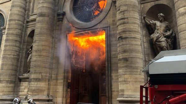 Incendio-en-la-iglesia-de-Saint-Sulpice-de-París-600x337.jpg