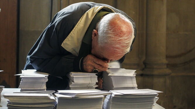 persona-papeletas-diferentes-partidos-politicos_1356774607_100205806_667x375